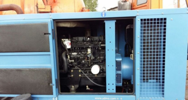 БУ дизельный генератор SDMO T33 в кожухе