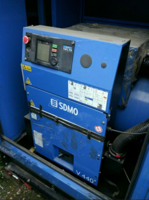 БУ дизельный генератор SDMO V440C2 в кожухе
