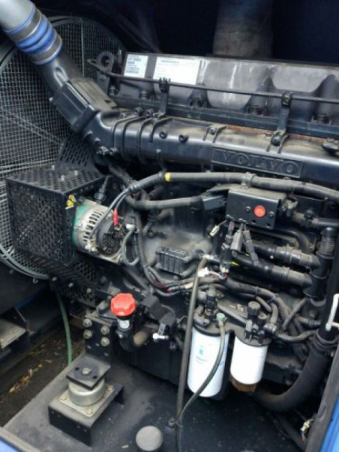 БУ дизельный генератор SDMO V440C2 в кожухе