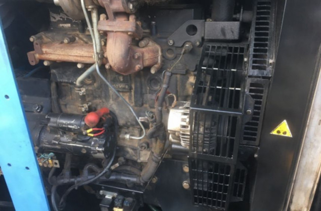 БУ дизельный генератор SDMO t44 в кожухе